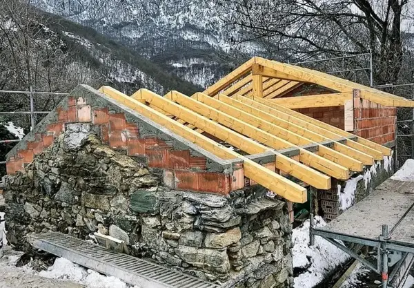 Nuova orditura del tetto in travi di legno su muratura in pietra