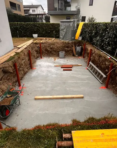Scavo e platea in cemento armato per la costruzione di una piscina interrata