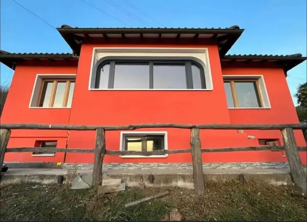 Cappotto termico e tinteggiatura di facciata su villa moderna