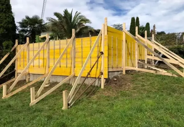 Casseratura in legno con puntelli per getto di muro in cemento armato