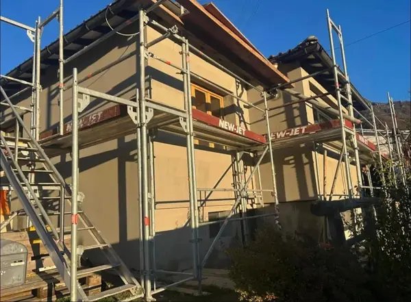 Intonaco esterno di facciata eseguito con ponteggio su abitazione