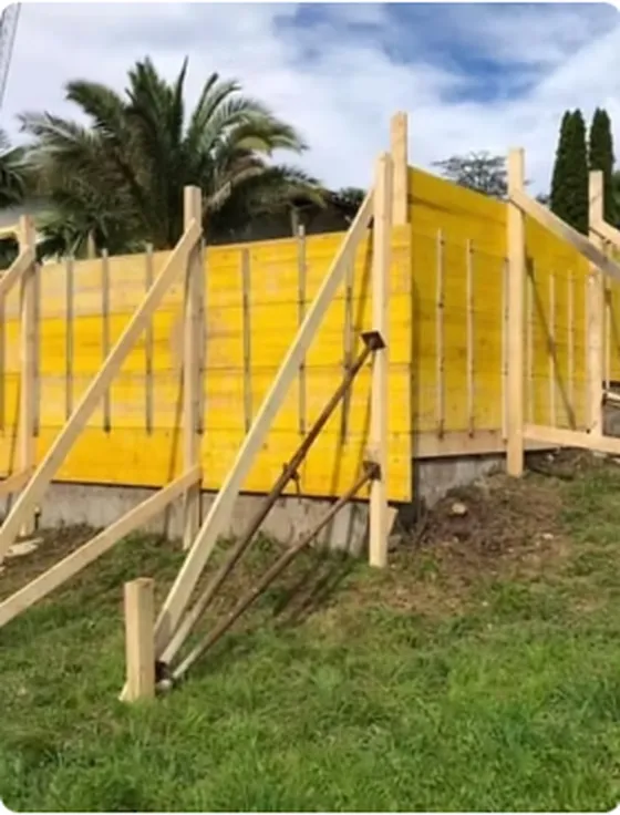 Casseforme in legno gialle per muro di contenimento in cantiere